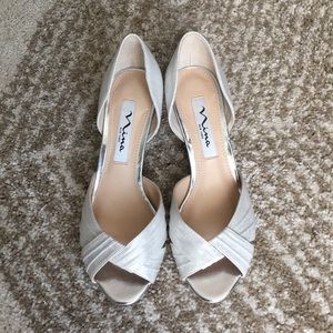 NWOT Nina Dress Pump, Silver Reflect Suedette